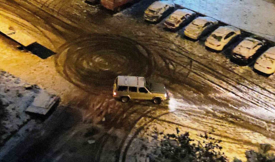 Samsun’da bir sürücü cipiyle karlı yol üzerinde drift atarken, yokuştan