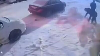 Elazığ’da üç kişi kardan adamı yıktı, şahıslardan biri kafa attı.