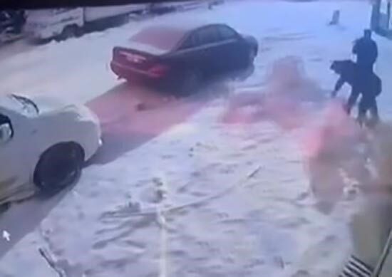 Elazığ’da üç kişi kardan adamı yıktı, şahıslardan biri kafa attı.