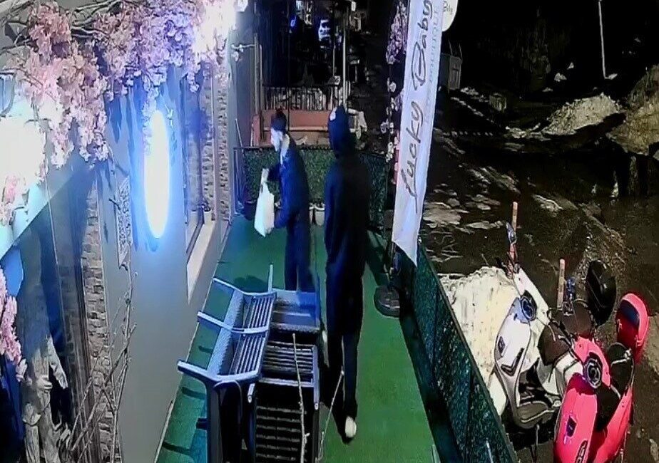 Zonguldak’ın Ereğli ilçesinde bir esnafın dükkanının önüne yaptığı kardan adamı