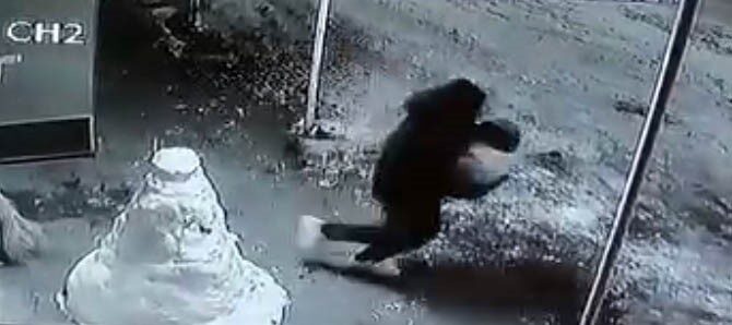 Elazığ’da bir şahıs, kardan adamın kafasını çalarak kaçtı. O anlar