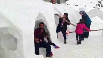 Adıyaman’ın Çelikhan ilçesinde bir vatandaş kardan oyun alanı ve evler