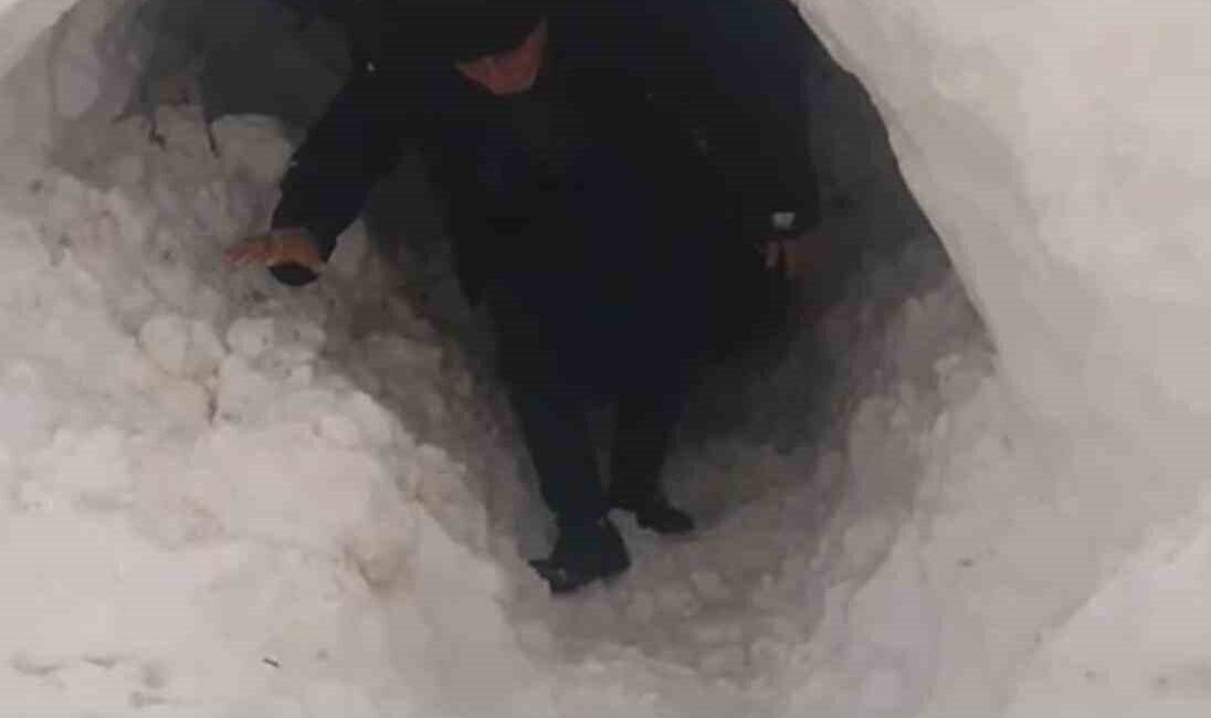 Diyarbakır’ın Çınar ilçesinde kardan ahırı kapanan besici, tünel açarak içeri