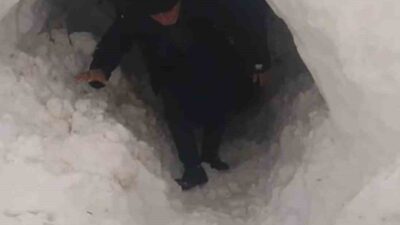 Diyarbakır’ın Çınar ilçesinde kardan ahırı kapanan besici, tünel açarak içeri