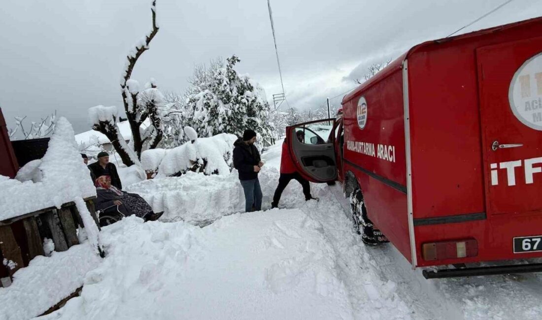 Zonguldak’ın Kozlu ilçesinde yoğun kar yağışı nedeniyle yolu kapanan köyde