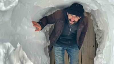 Van’ın Çatak ilçesinde kar altında kalan ev ve ahırlara vatandaşlar