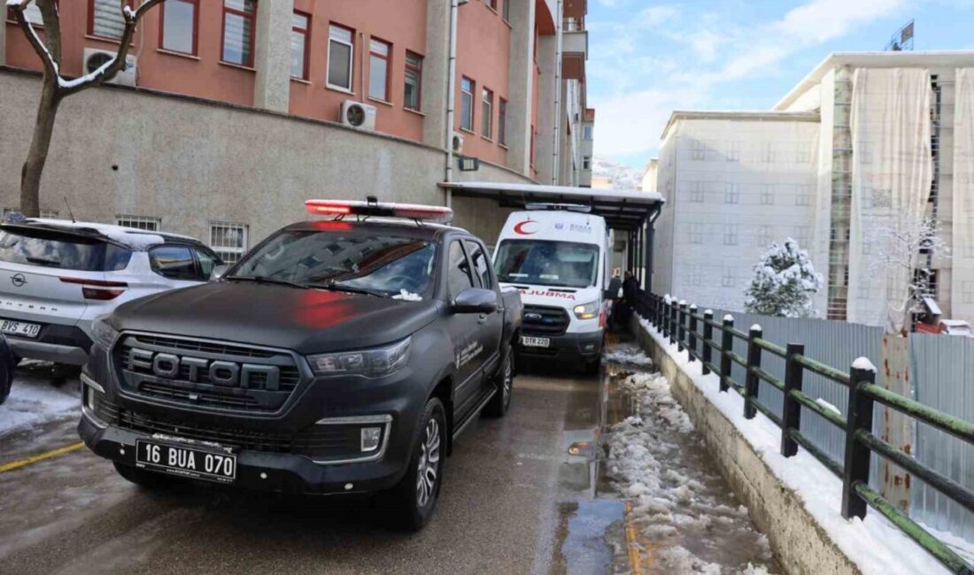 Bursa Büyükşehir Belediyesi ekipleri, yoğun kar yağışı nedeniyle Teferrüç Mahallesi’ndeki