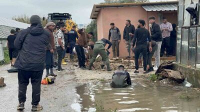 Antalya’nın Aksu ilçesinde kardeşleri ve mahalleden arkadaşlarıyla oynadığı sırada dengesini
