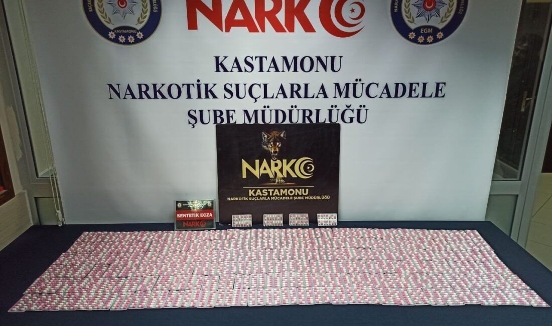 Kastamonu’da kargo paketiyle sentetik ecza sevkiyatı yaptıkları tespit edilen 3