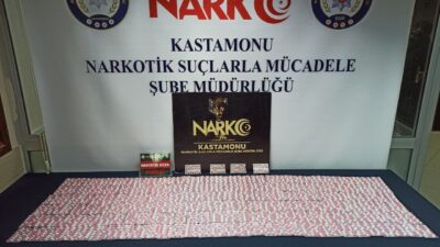 Kastamonu’da kargo paketiyle sentetik ecza sevkiyatı yaptıkları tespit edilen 3