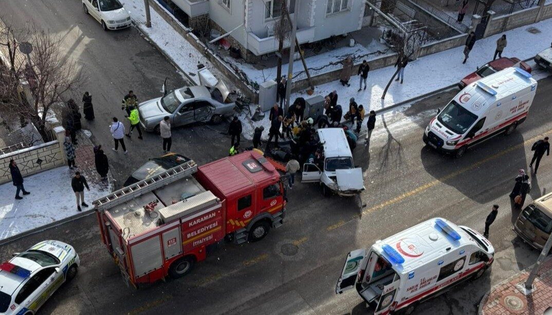 Karaman’da iki otomobilin çarpışması sonucu meydana gelen trafik kazasında yaralanan