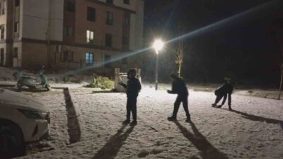 Hatay’da akşam saatlerinde etkili olan kar yağışıyla birlikte çevre beyaza