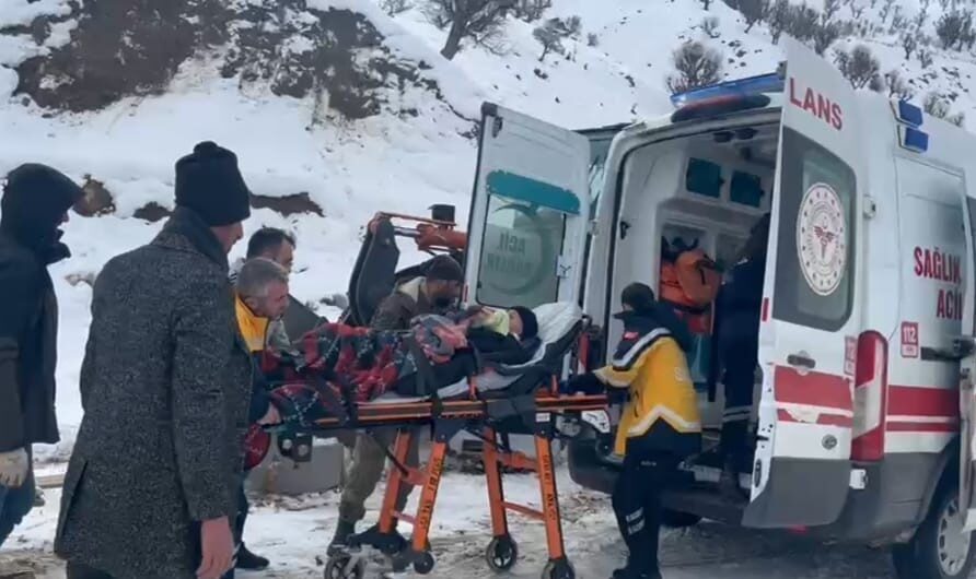 Batman’ın Sason ilçesinde yoğun kar yağışı nedeniyle yolu kapanan mezrada