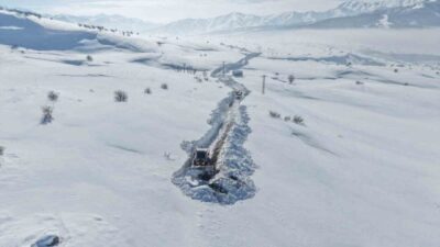 Muş’ta karla kaplı mezrada mahsur kalan besicinin yardımına ekipler yetişti.