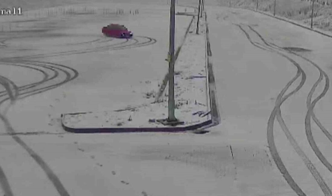 Amasya’nın Merzifon ilçesinde karla kaplı sınav parkurunda araçları ile drift