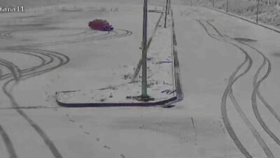 Amasya’nın Merzifon ilçesinde karla kaplı sınav parkurunda araçları ile drift