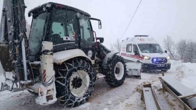 Elazığ’ın Baskil ilçesinde karla kaplı yolda kalan ambulansı, İl Özel