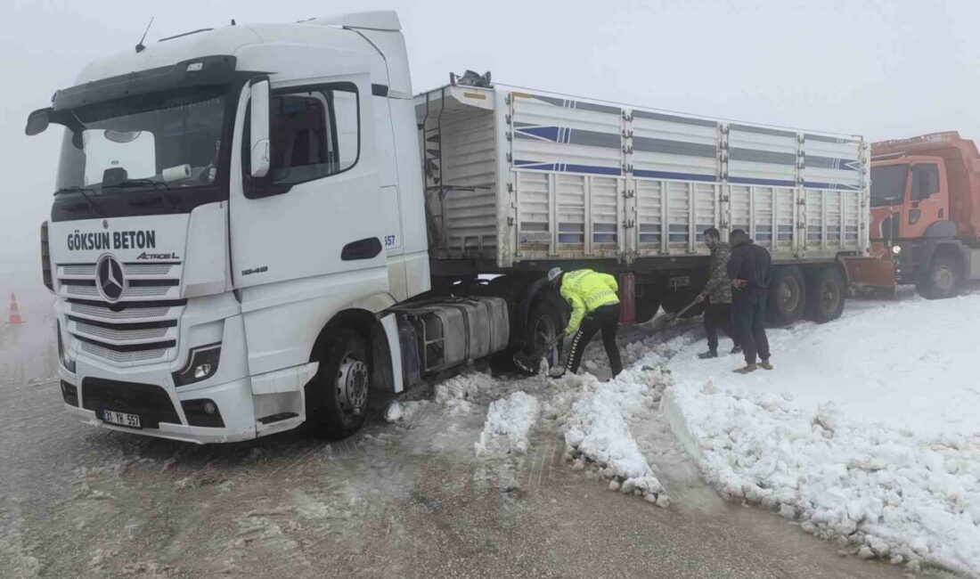 Hatay’da etkili olan kar yağışı sonrası araçlarıyla yollarda mahsur kalan
