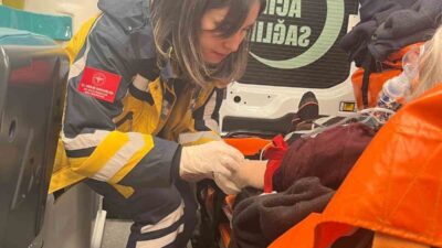 Tunceli’nin Pertek ilçesinde yolu kapanan Söğütlütepe köyündeki hastaya ulaşabilmek için