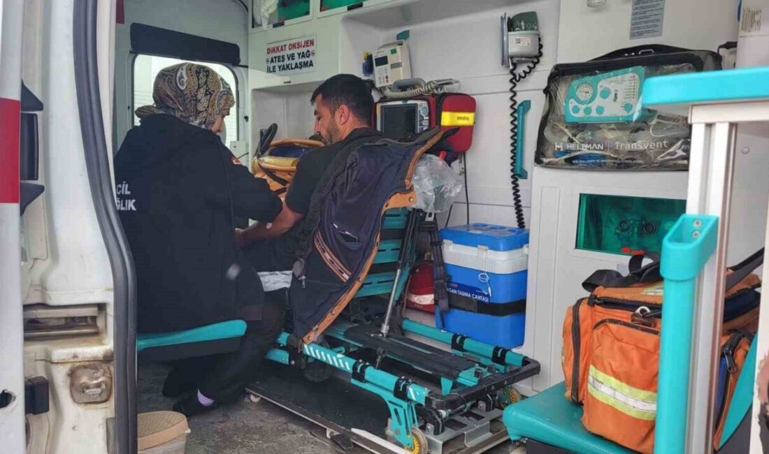 Siirt İl Özel İdare ekipleri, karlı yolları açarak sağlık ekiplerinin