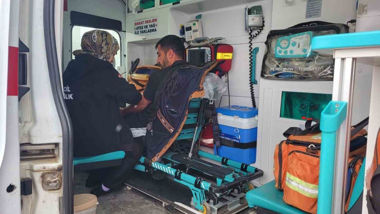 Siirt İl Özel İdare ekipleri, karlı yolları açarak sağlık ekiplerinin