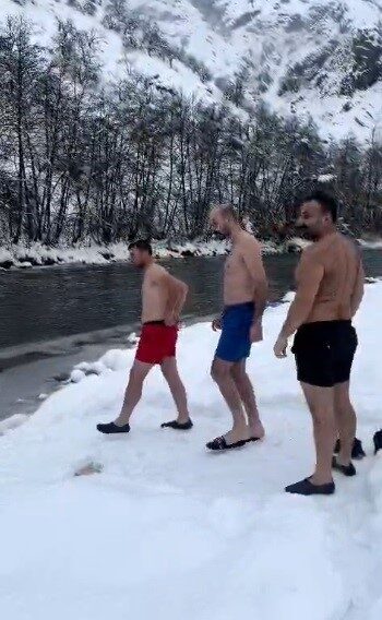 Hava sıcaklığının eksi 10 dereceye kadar düştüğü Tunceli’de 3 arkadaş,