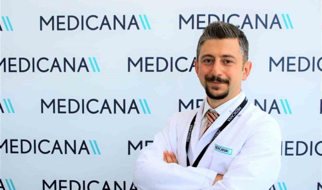 Kış ayının etkisiyle kar ve buz, yolda yürürken düşme ve