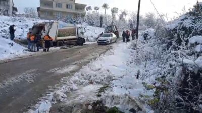 BARTIN (İHA) – Bartın’da belediyeye ait çöp kamyonunun karlı yolda