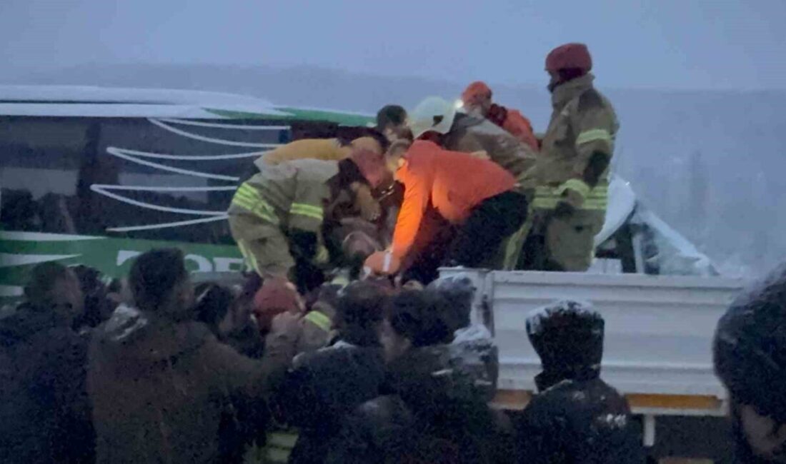 Tokat’ta karlı yolda kayan otobüs, arkadan bir tıra çarpt. Kazada