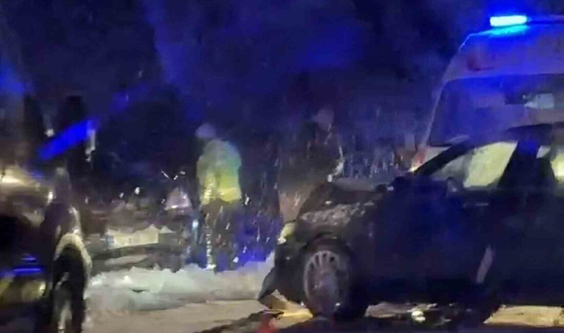 Bartın’da karlı yolda kayan araç, karşı şeritten gelen araçla çarpıştı.
