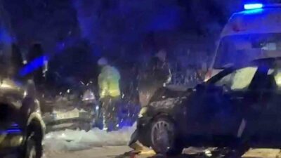 Bartın’da karlı yolda kayan araç, karşı şeritten gelen araçla çarpıştı.