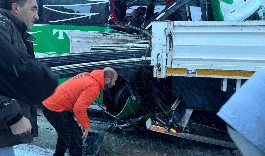 Tokat’ta karlı yolda kayan yolcu otobüsü, bir tıra arkadan çarptı.