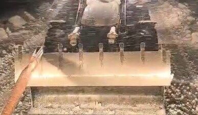 Diyarbakır’ın Dicle ilçesinde karlı yolda mahsur kalan tır, iş makinesiyle