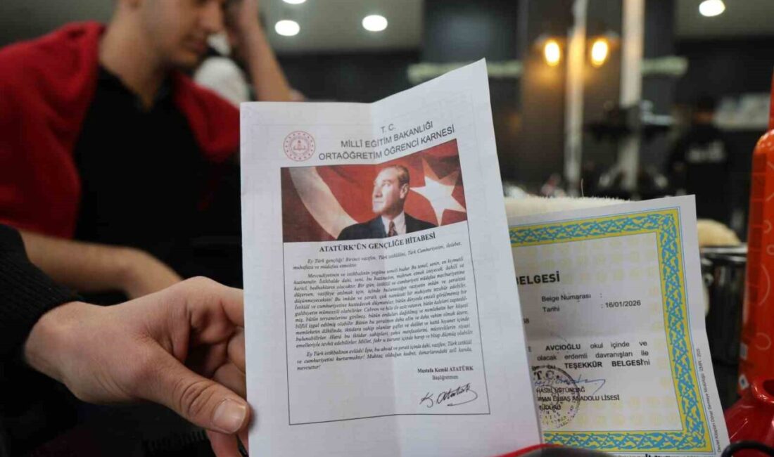 Elazığ’da erkek kuaförü Umut Diri, karne günü takdir ve teşekkür