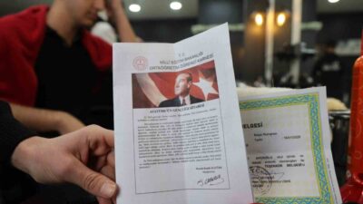 Elazığ’da erkek kuaförü Umut Diri, karne günü takdir ve teşekkür