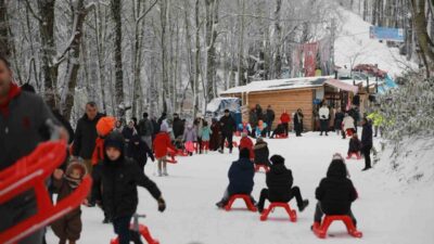 Sakarya’da etkisini gösteren kar yağışı sonrası şehrin yüksek kesimleri beyaza