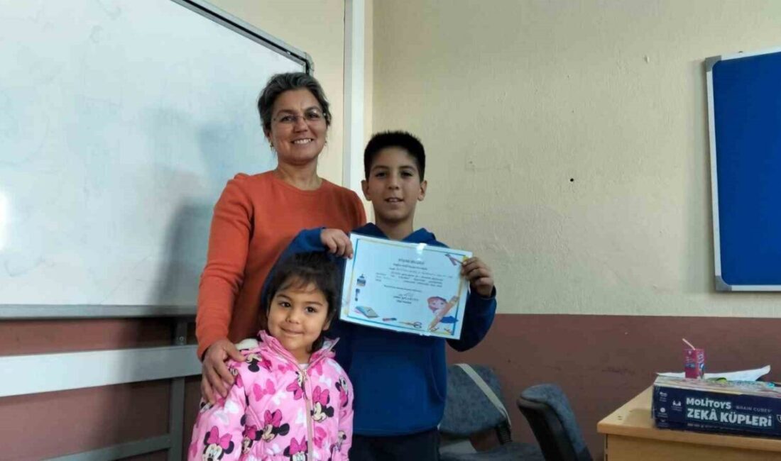 Manisa’nın Sarıgöl ilçesi Bağlıca Halil Duran Ortaokulunda karne öncesi düzenlenen