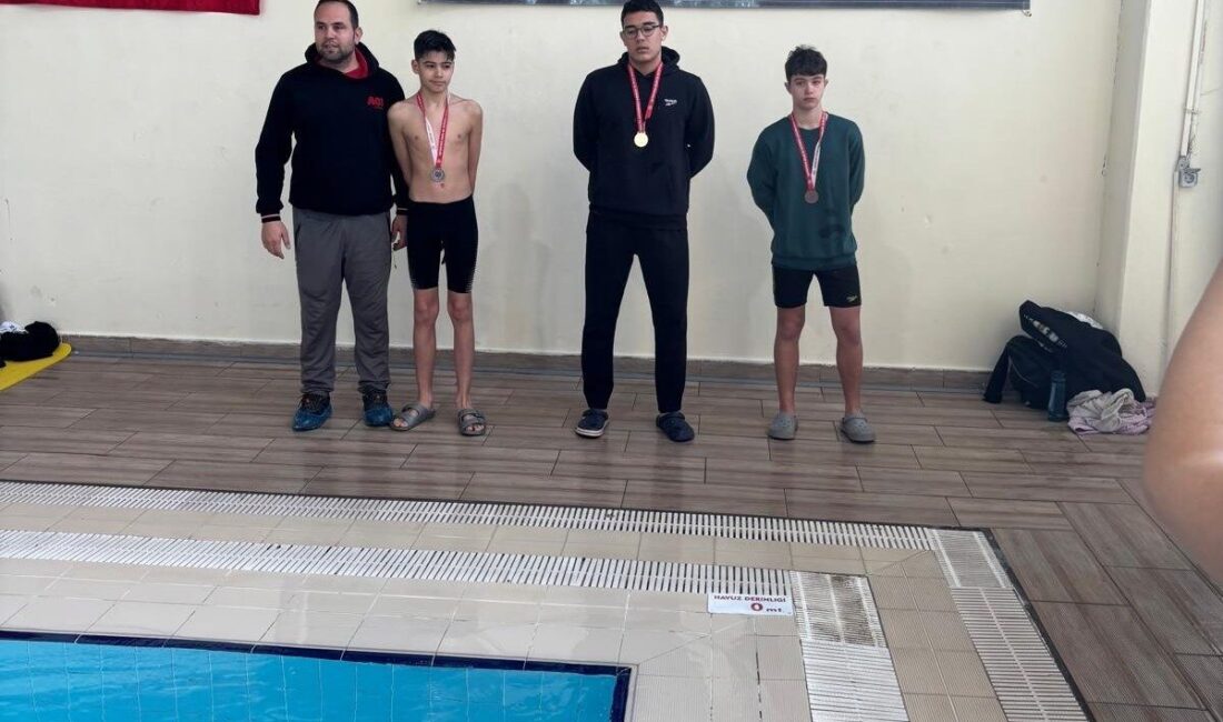 Manisa’da düzenlenen okullar arası yüzme müsabakalarında Sarıgöl Şehit Esin Akay