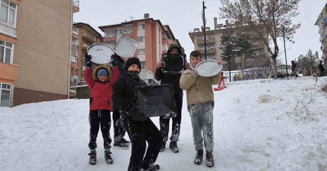 Sivas’ta karne tatili yağan karla birlikte kar eğlencesine dönüştü. Sivas’ta