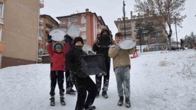 Sivas’ta karne tatili yağan karla birlikte kar eğlencesine dönüştü. Sivas’ta