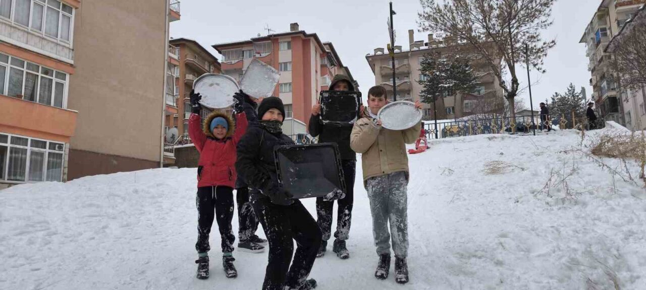 Sivas’ta karne tatili yağan karla birlikte kar eğlencesine dönüştü. Sivas’ta