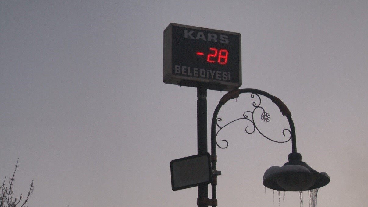 Doğu Anadolu Bölgesi’nde dondurucu kış etkisini artırarak sürdürüyor. Serhat şehri