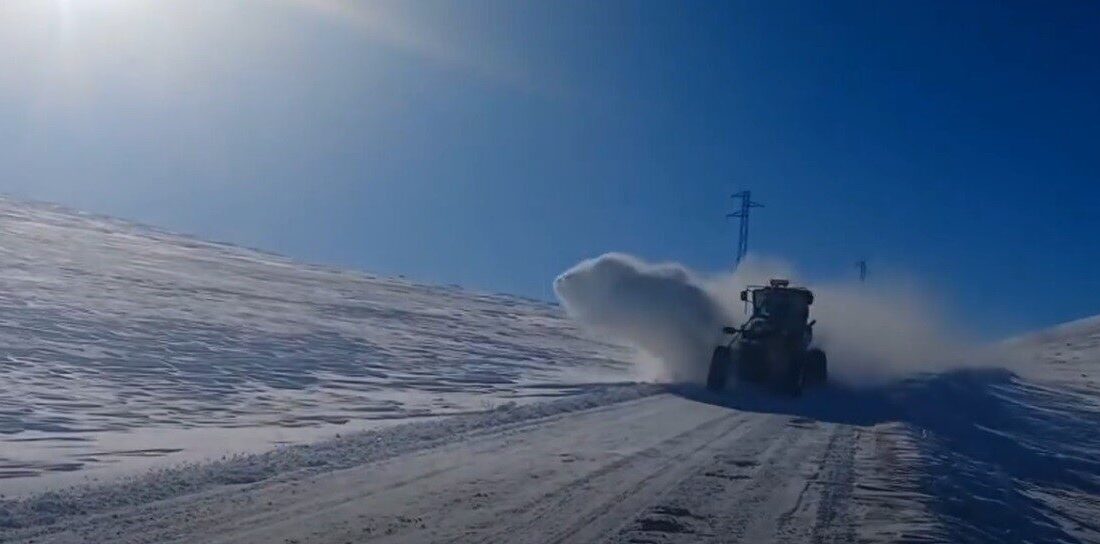 Kars İl Özel İdaresi ekipleri, etkili olan yoğun kar yağışı
