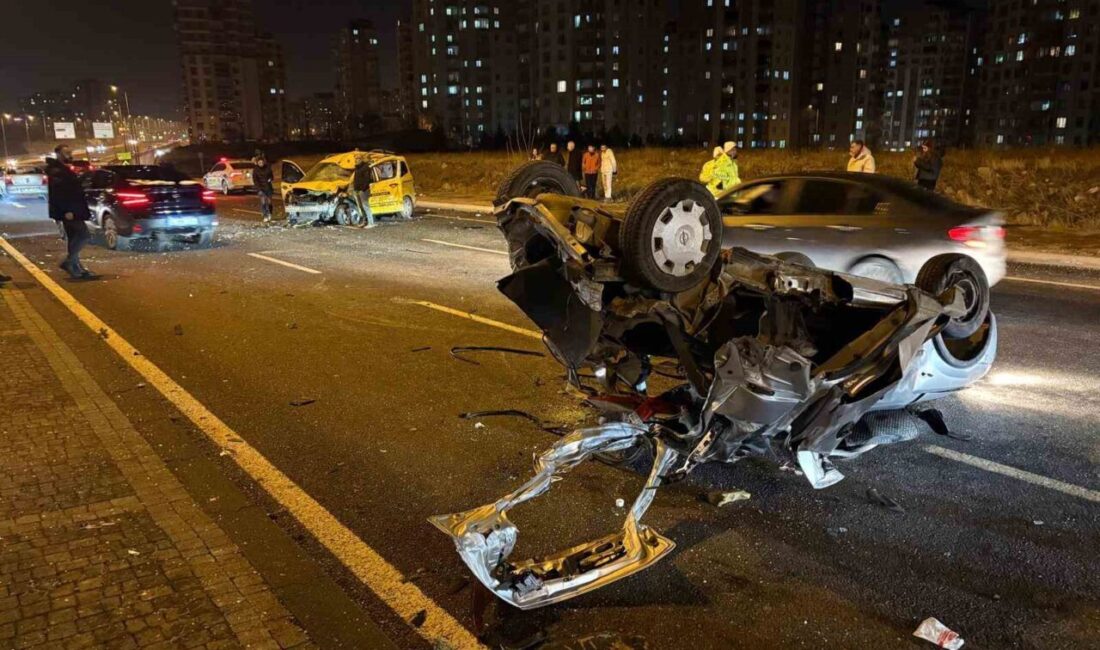 Kayseri’nin Melikgazi ilçesinde kontrolden çıkarak karşı yola geçen otomobil, taksi