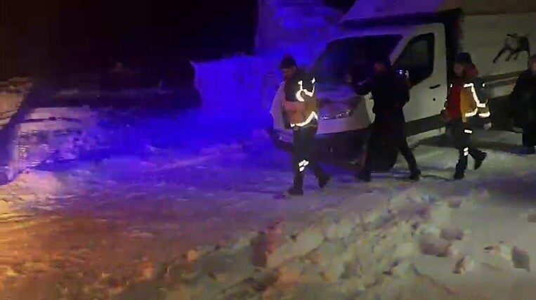 Kars’ta sağlık ve özel idare ekipleri, kar ve tipili yolları