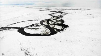 Kars’ta etkili olan yoğun kar yağışı, hayatı zorlaştırsa da doğanın
