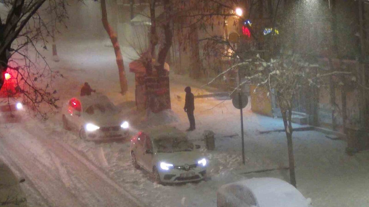 Kars genelinde etkili olan kar yağışı ve fırtına, hayatı felç