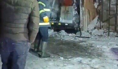 Kars’ta bir kişinin soğuktan korumak için altında ateş yaktığı aracı