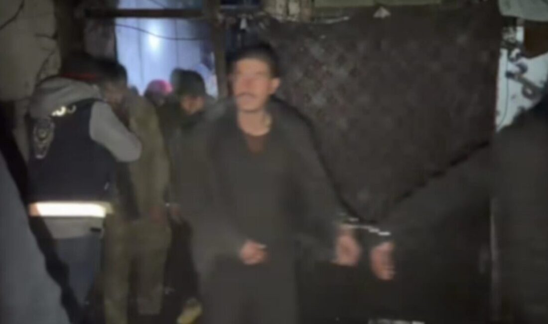 Kars’ta düzensiz göçmenlere yönelik düzenlenen eş zamanlı operasyonlarda metruk bir