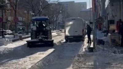 Kars’ta yoğun kar yağışı ve tipi nedeniyle adeta beyaza bürünen